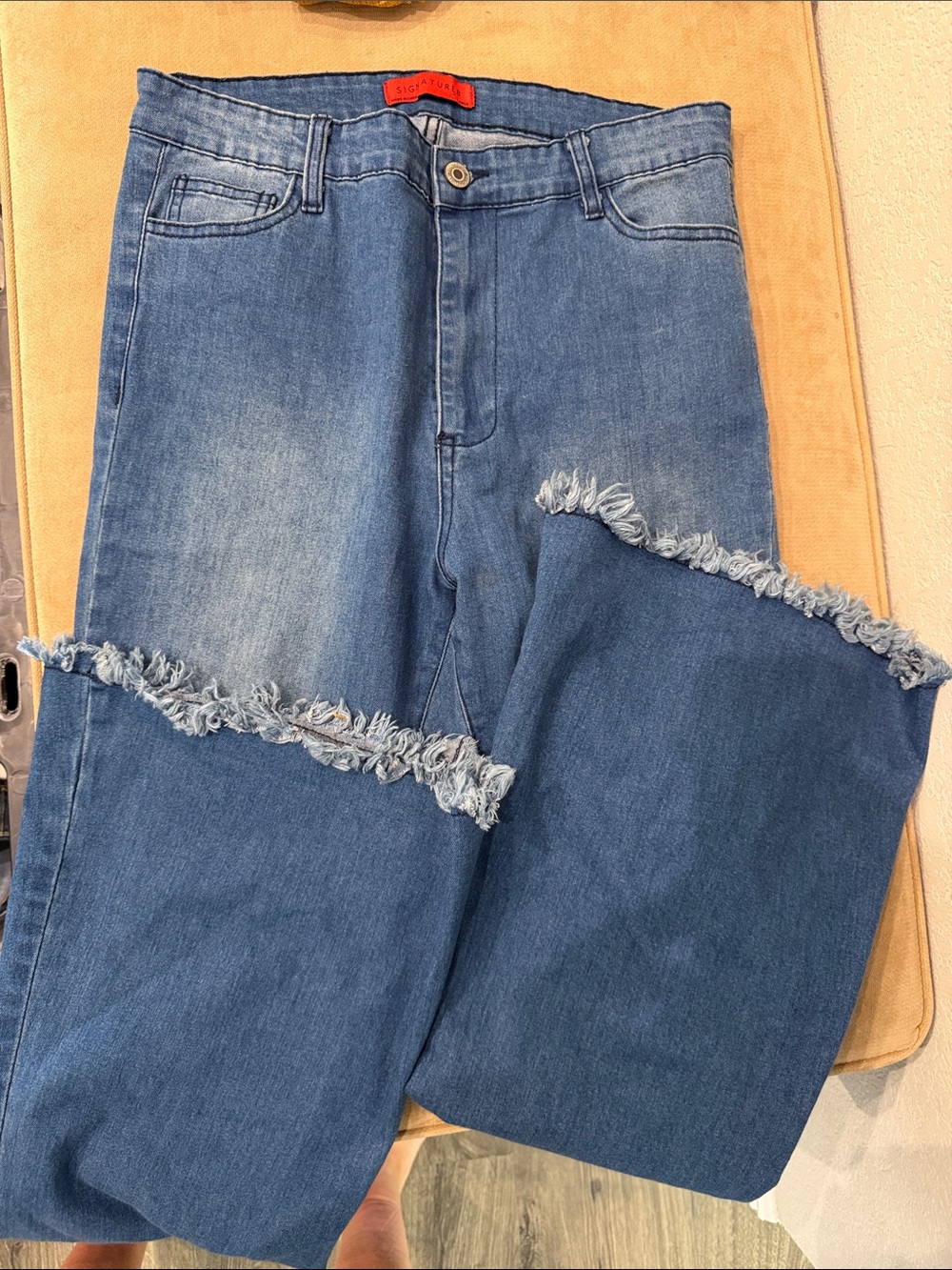 Women's Signature Blue Frayed Hem Jeans Large
